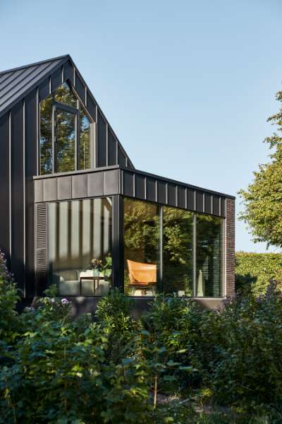 „Königliche“ Tür, gefunden in Christiania, montiert an einer Stahlfassade, Volstrupvej 63, 9240 Nibe